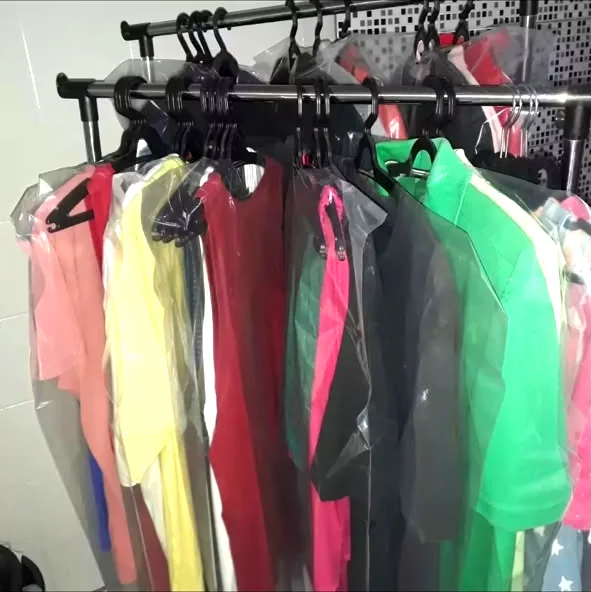 Roupas do dia a dia lavadas, passadas e protegidas em capas plásticas na arara